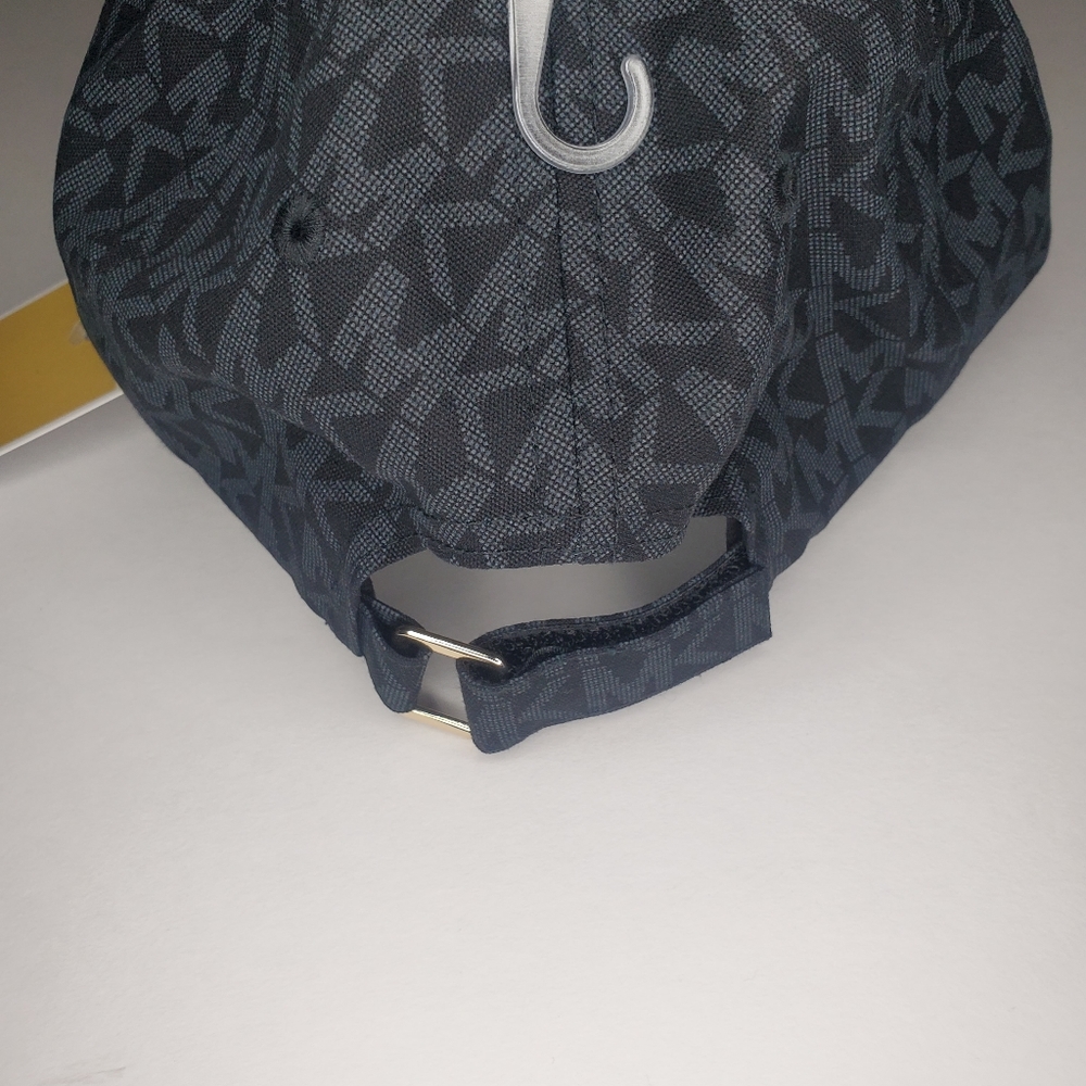 adjustable cap with magic closure.  one size, black. Unisex